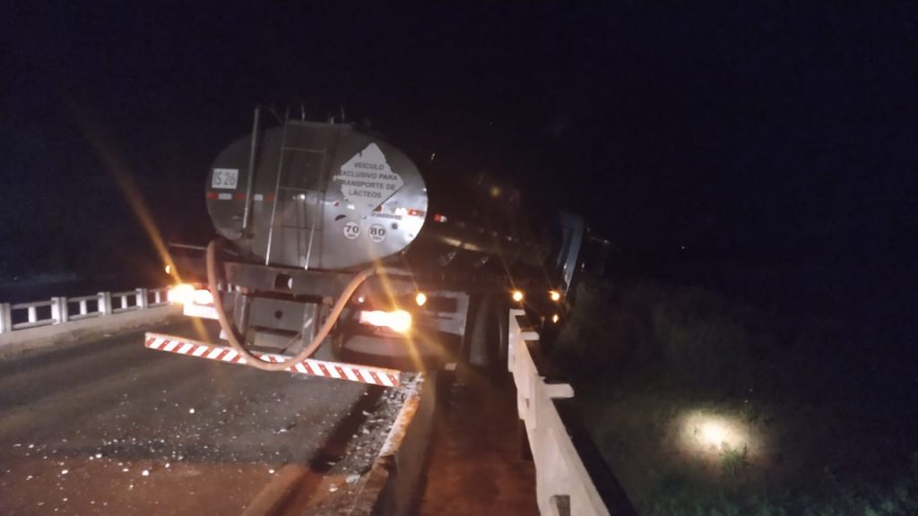 Caminhão colide em viaduto de concreto e fica suspenso no ar na ERS-324 em Passo Fundo