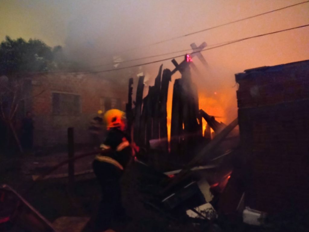 Incêndio na Rua Das Chácaras mobiliza equipes do Corpo de Bombeiros Militar