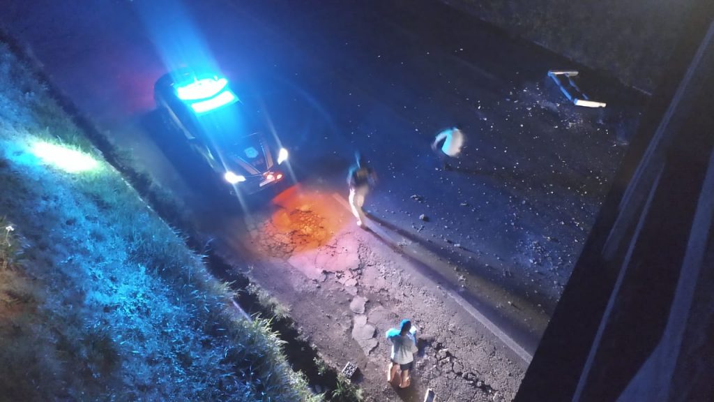 Caminhão colide em viaduto de concreto e fica suspenso no ar na ERS-324 em Passo Fundo