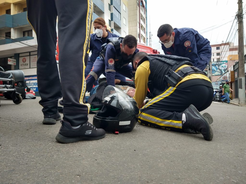 Motociclista fica ferido após colisão no centro