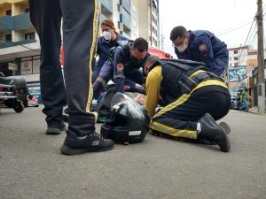 Motociclista fica ferido após colisão no centro