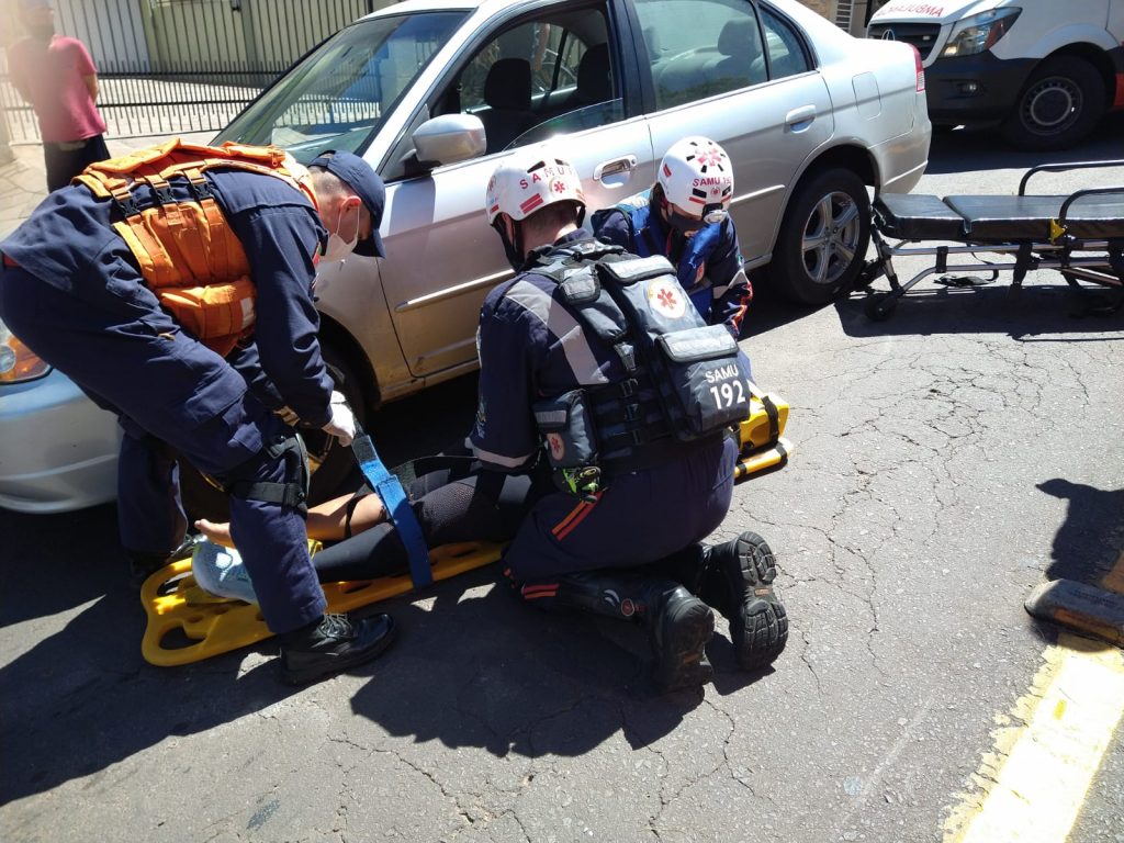Manobra mal realizada deixa dois gravemente feridos no Centro de Passo Fundo