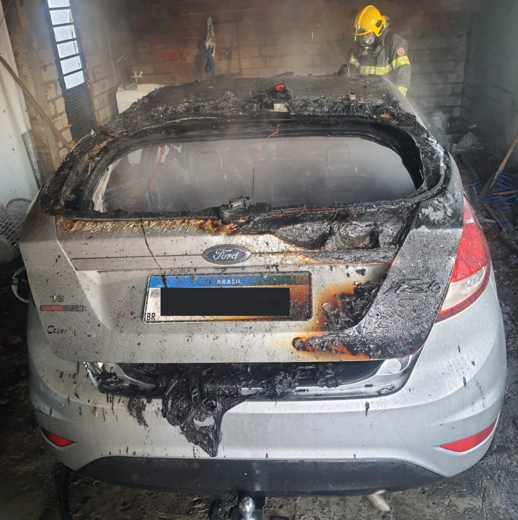 Possível incêndio criminoso é atendido pelo Corpo de Bombeiros Militar em Passo Fundo