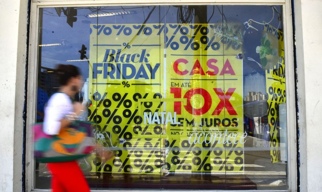Lojas de Passo Fundo organizam diferentes estratégias para driblar crise econômica na Black Friday