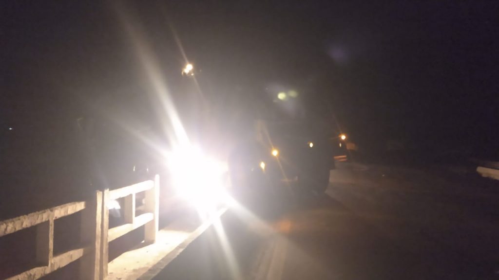 Caminhão colide em viaduto de concreto e fica suspenso no ar na ERS-324 em Passo Fundo