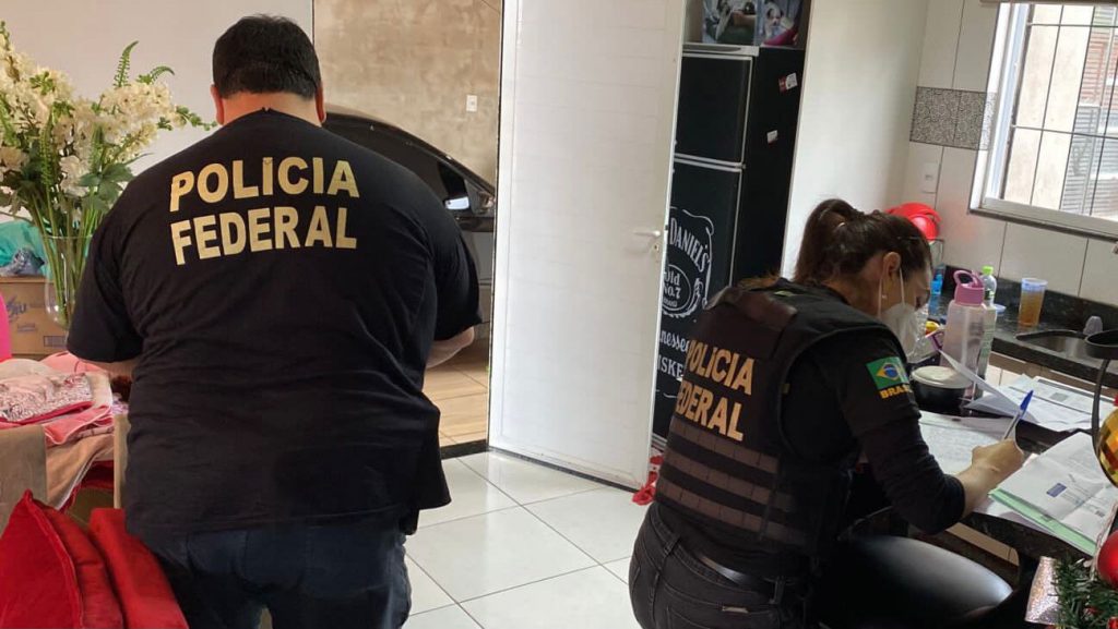 PF cumpre mandados no RS, SC e PR, para desarticular organização especializada no contrabando de cigarros