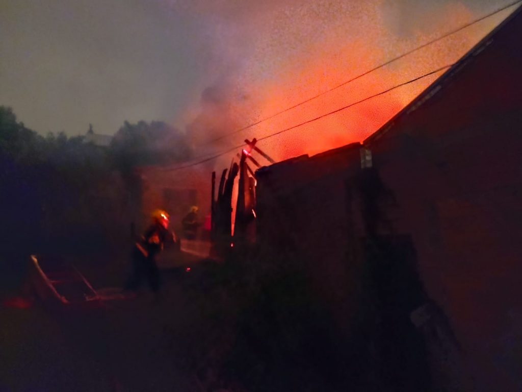 Incêndio na Rua Das Chácaras mobiliza equipes do Corpo de Bombeiros Militar