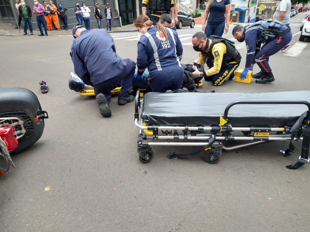 Motociclista fica ferido após colisão no centro