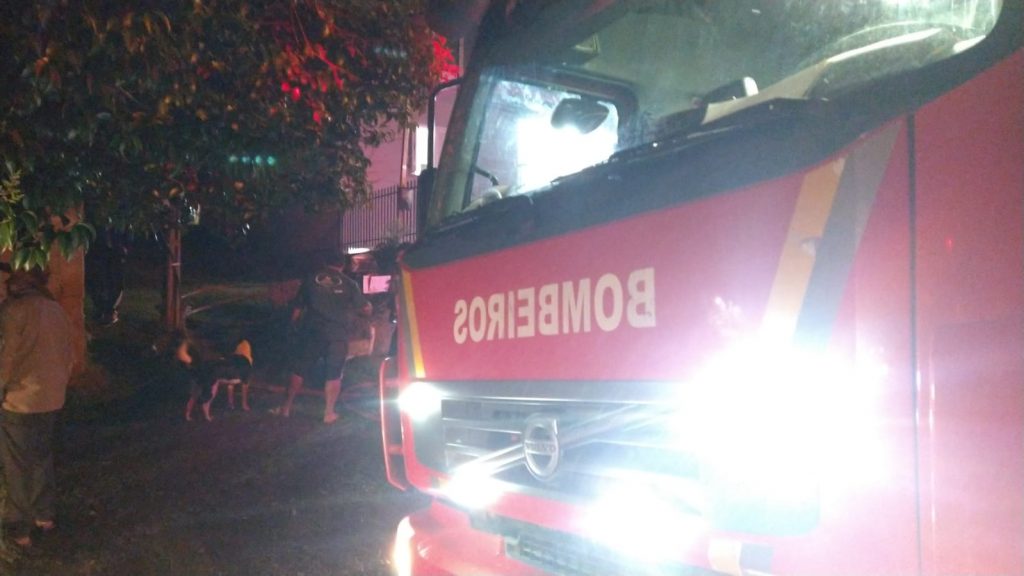 Incêndio na Rua Das Chácaras mobiliza equipes do Corpo de Bombeiros Militar