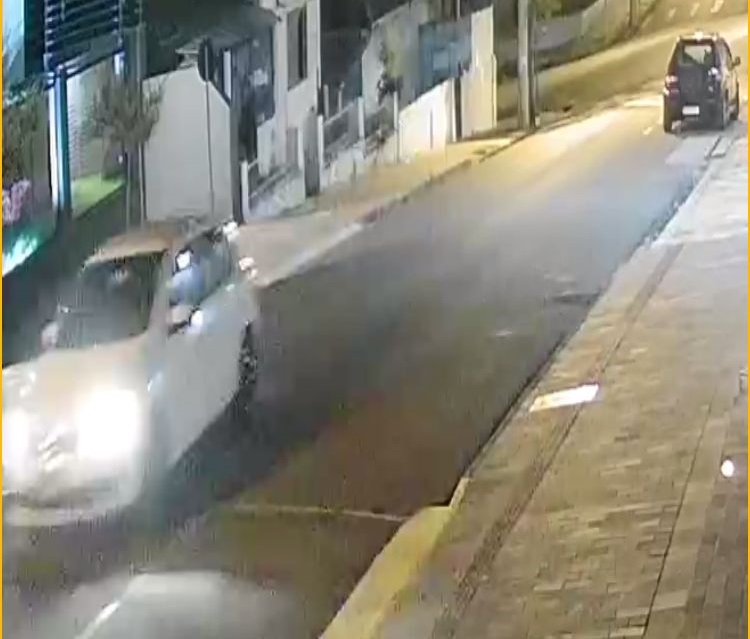 Condutor colide em carro estacionado e foge do local no Centro de Passo Fundo
