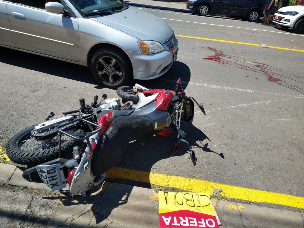 Manobra mal realizada deixa dois gravemente feridos no Centro de Passo Fundo