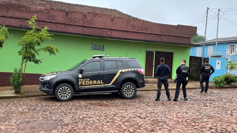 PF cumpre mandados no RS, SC e PR, para desarticular organização especializada no contrabando de cigarros