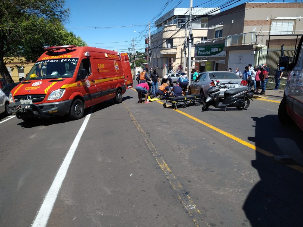 Manobra mal realizada deixa dois gravemente feridos no Centro de Passo Fundo