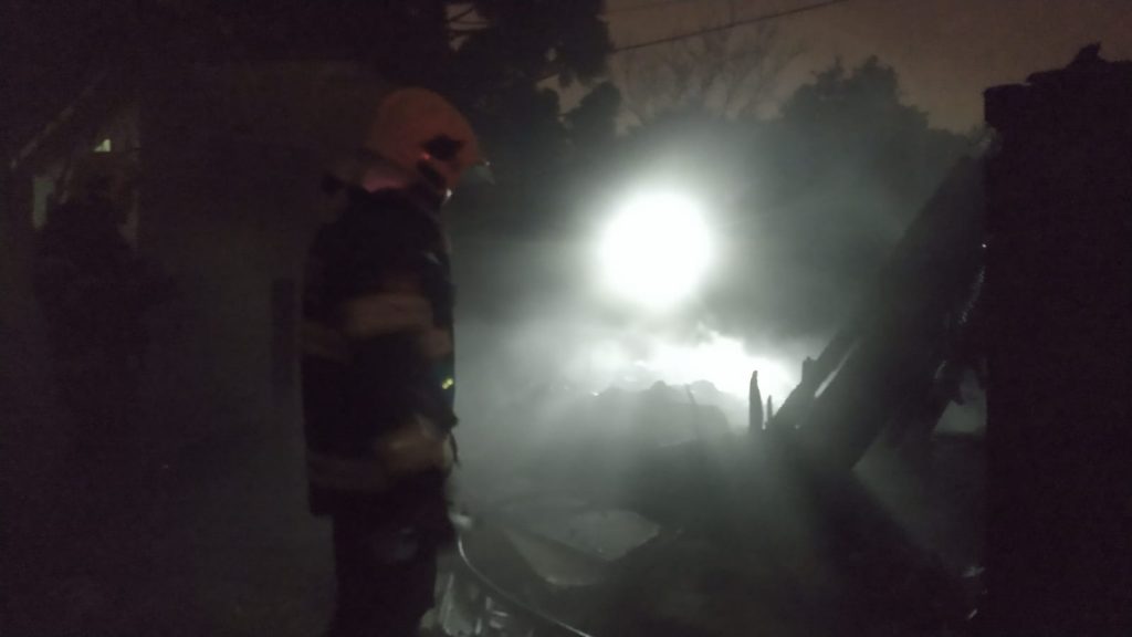 Incêndio na Rua Das Chácaras mobiliza equipes do Corpo de Bombeiros Militar