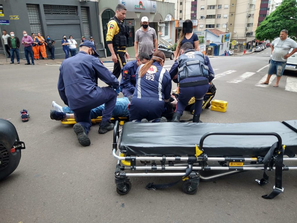 Motociclista fica ferido após colisão no centro