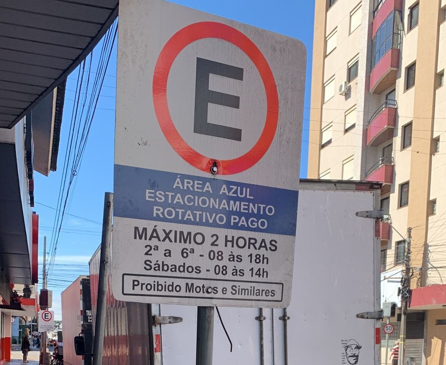 Secretaria de Segurança Pública orienta para que motos não ocupem as vagas de estacionamento de carros