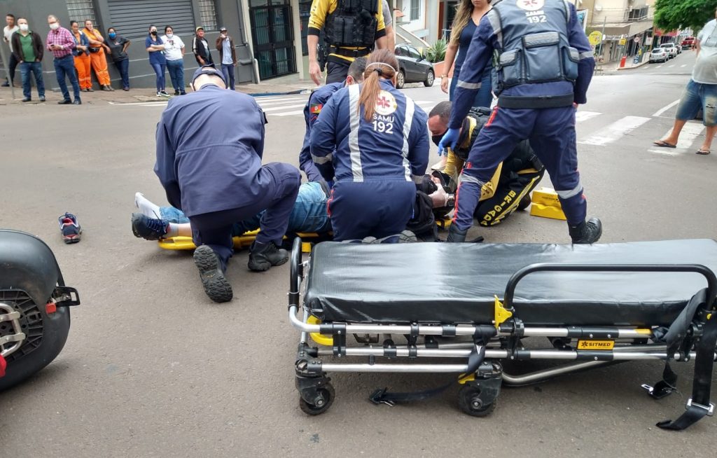 Motociclista fica ferido após colisão no centro