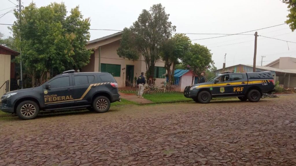 PF cumpre mandados no RS, SC e PR, para desarticular organização especializada no contrabando de cigarros