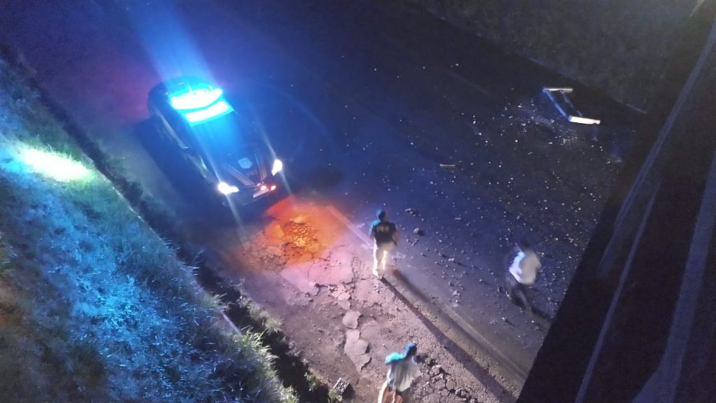 Caminhão colide em viaduto de concreto e fica suspenso no ar na ERS-324 em Passo Fundo