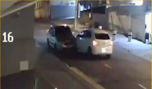 Condutor colide em carro estacionado e foge do local no Centro de Passo Fundo