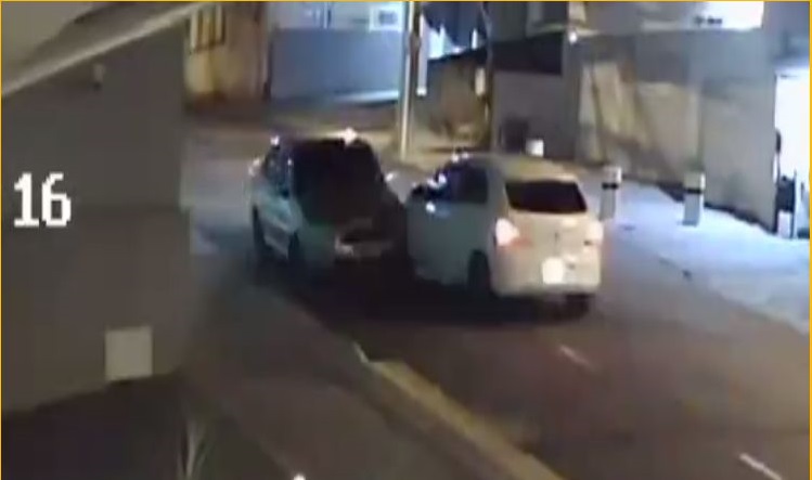 Condutor colide em carro estacionado e foge do local no Centro de Passo Fundo