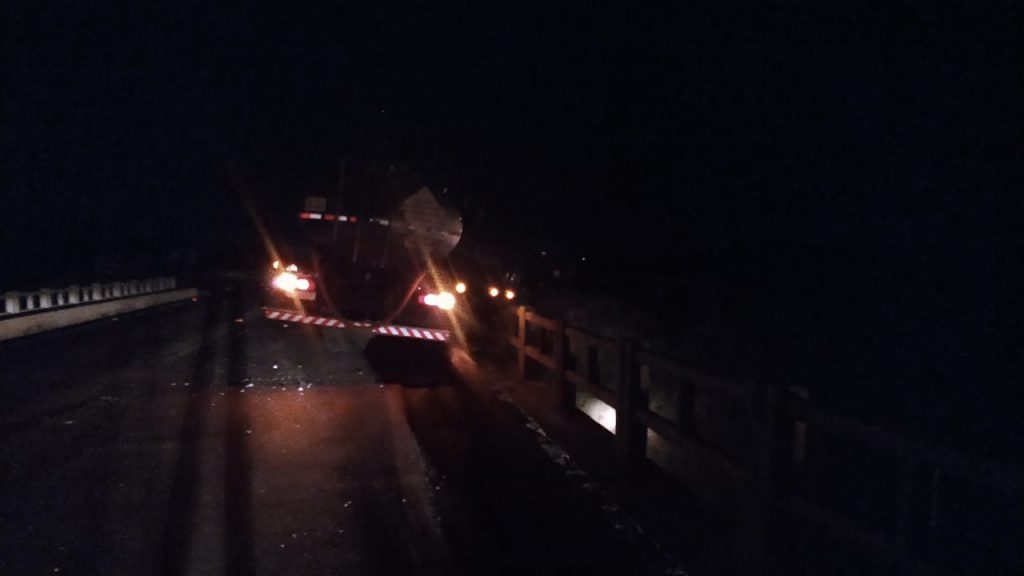 Caminhão colide em viaduto de concreto e fica suspenso no ar na ERS-324 em Passo Fundo