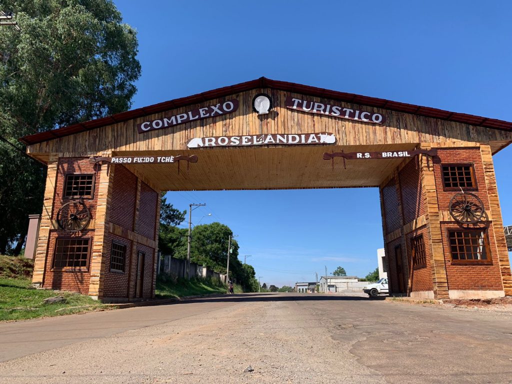 Pórtico da Roselândia passa por restauração completa e recebe nova pintura