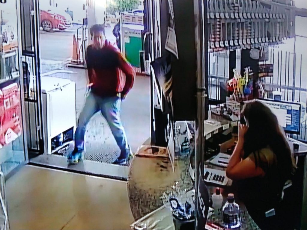 Ladrão assalta posto de combustível na Petrópolis em Passo Fundo