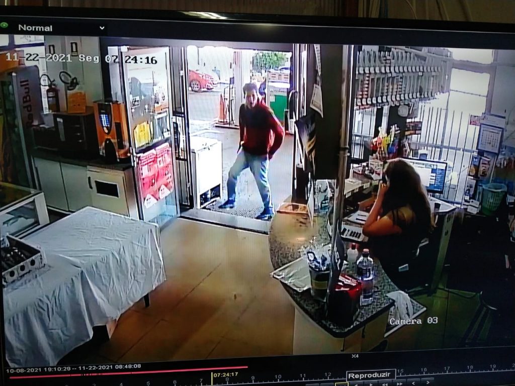 Ladrão assalta posto de combustível na Petrópolis em Passo Fundo
