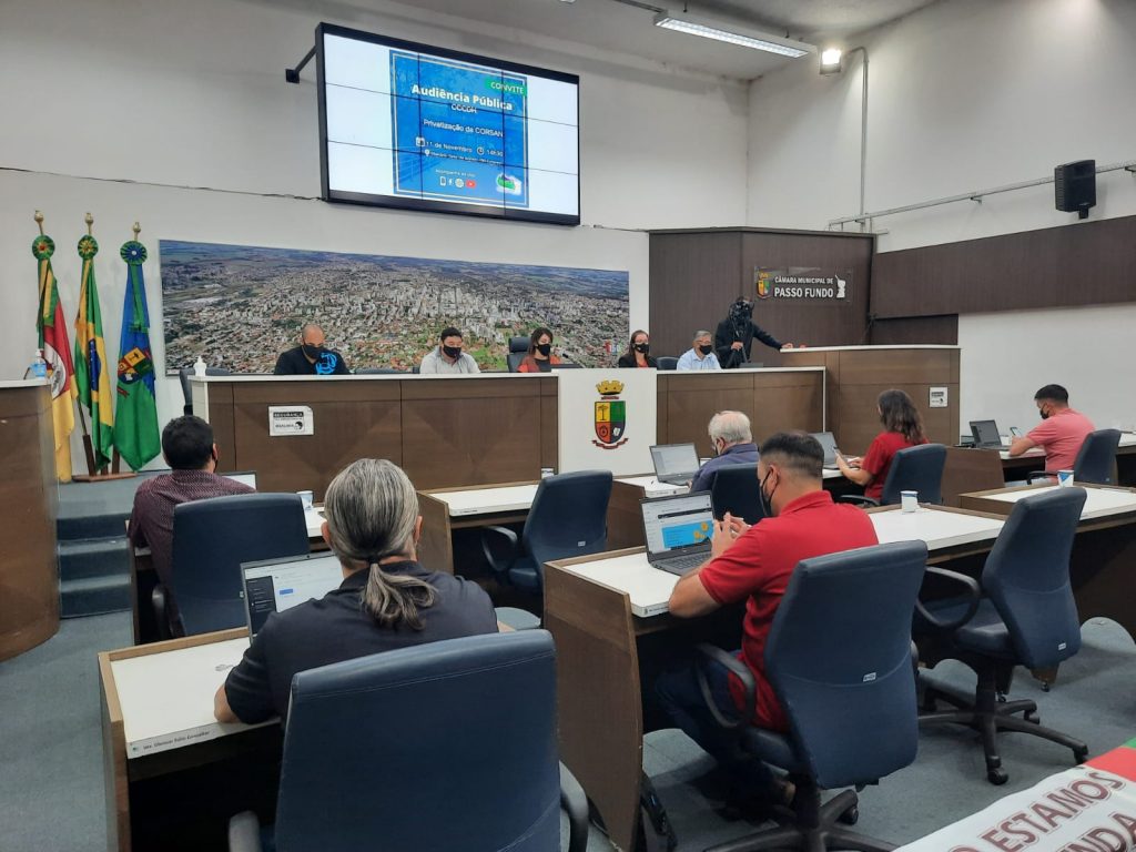 Plenário da Câmara de Vereadores de Passo Fundo lota para debater privatização da Corsan