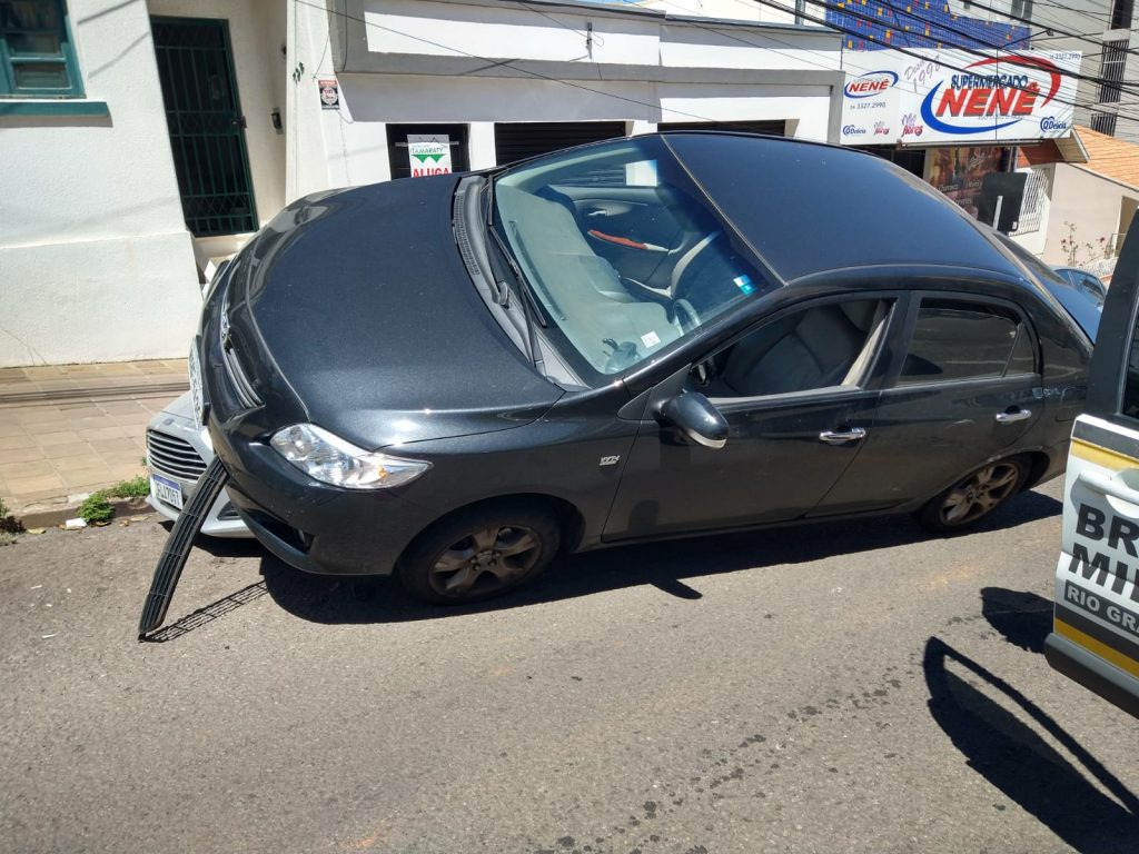 Condutor embriagado bate em carro estacionando na Rua Benjamin Constant no Centro