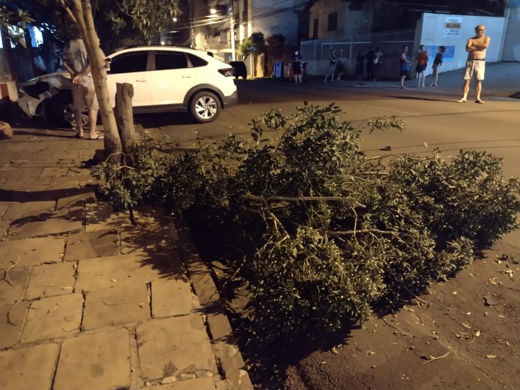 Motorista perde controle de veículo e colide em carro e árvores no Boqueirão