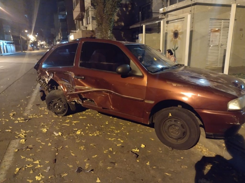 Motorista perde controle de veículo e colide em carro e árvores no Boqueirão