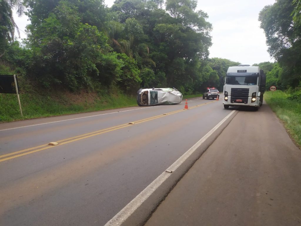 Capotamento é registrado na ERS-153 no acesso a estrada de Nicolau Vergueiro
