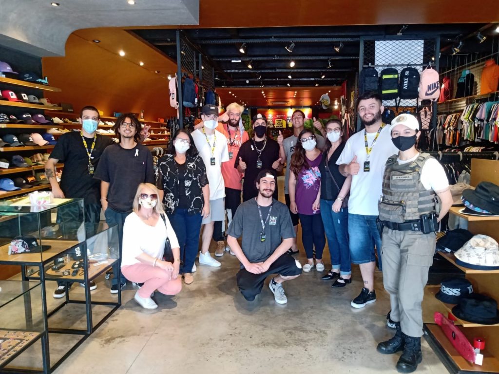 Patrulha Maria da Penha do 3°RPMon participa de ação com o COMDIM - Dia do Laço Branco