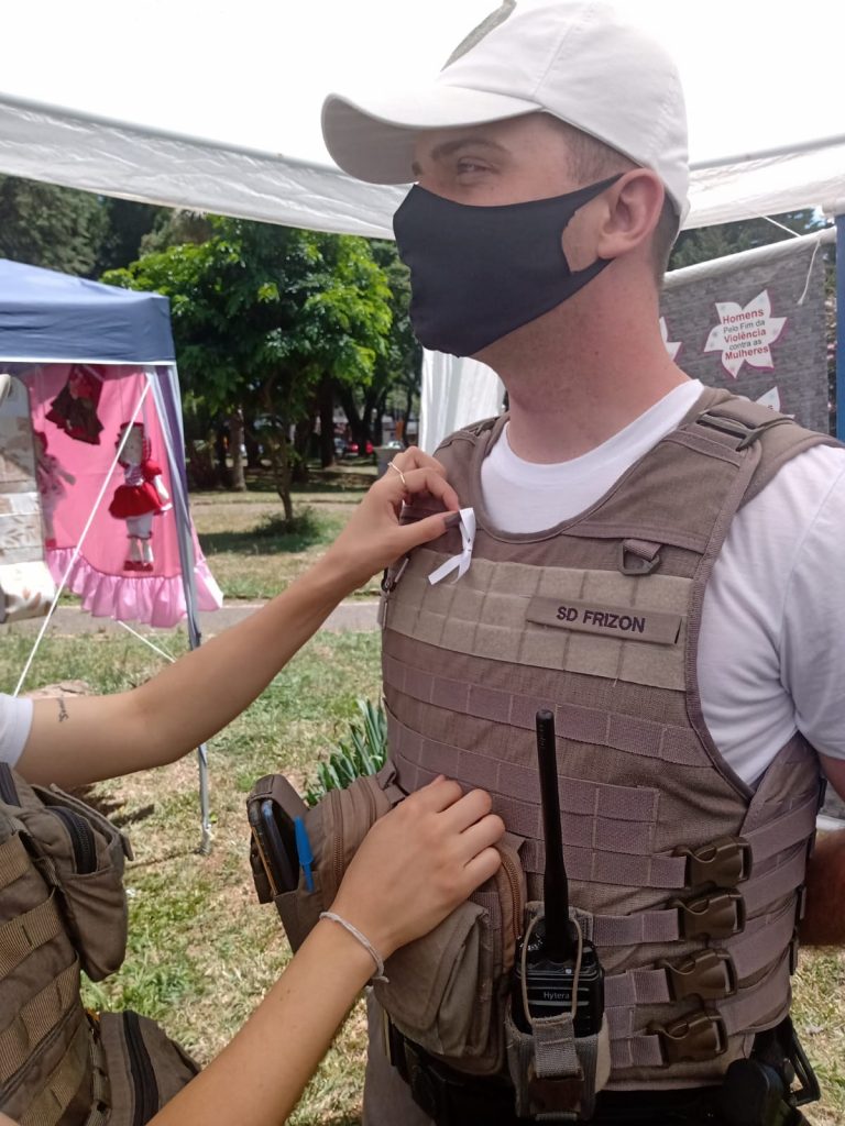 Patrulha Maria da Penha do 3°RPMon participa de ação com o COMDIM - Dia do Laço Branco