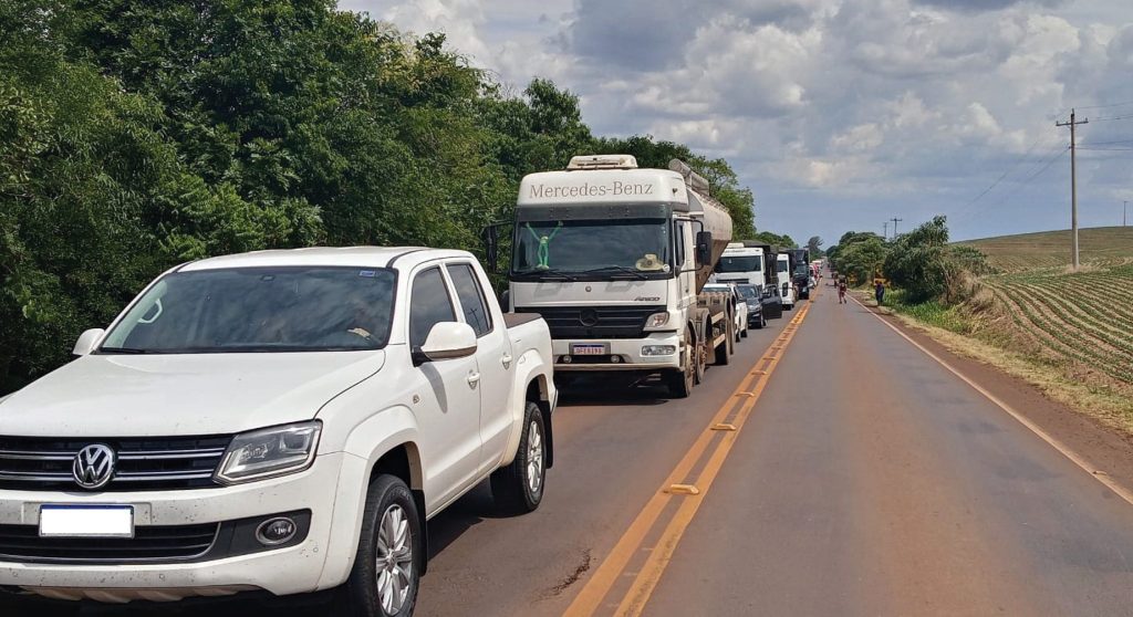 Atenção no trânsito: indígenas bloqueiam a ERS-324 em Ronda Alta