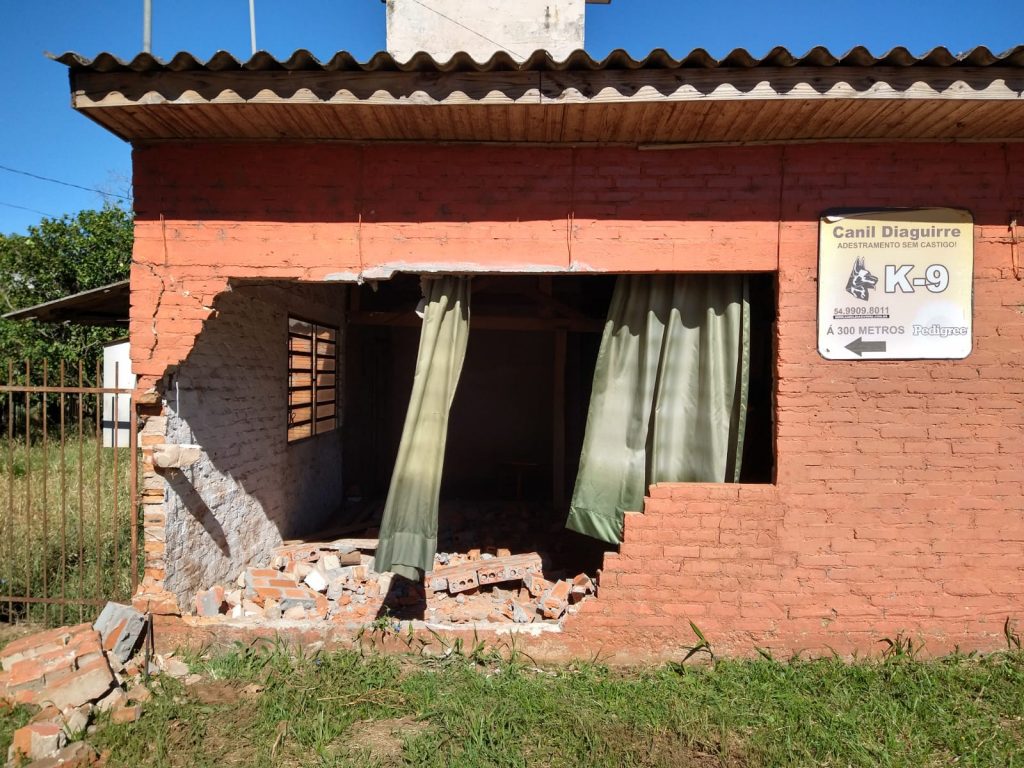 Condutor embriagado derruba parede e janela após colisão na Roselândia