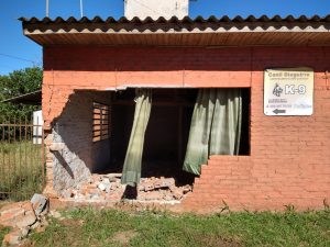 Condutor embriagado derruba parede e janela após colisão na Roselândia