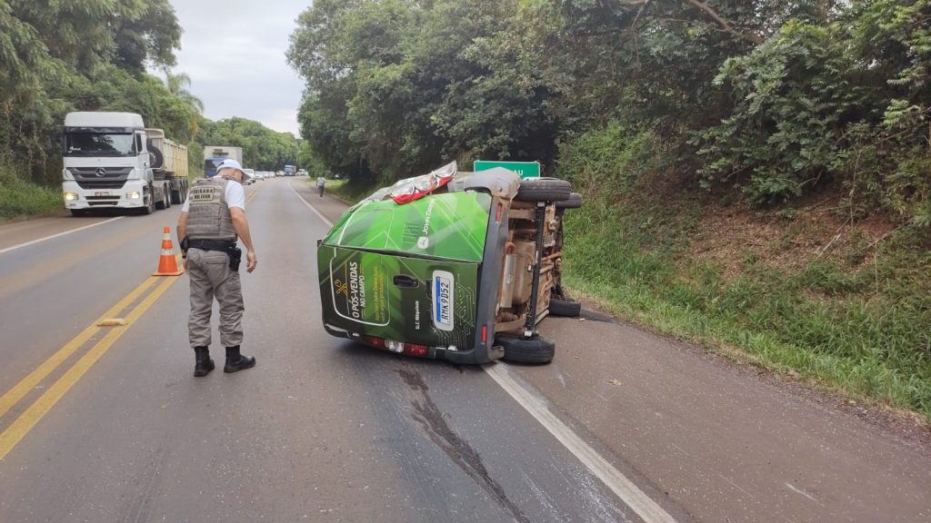 Capotamento é registrado na ERS-153 no acesso a estrada de Nicolau Vergueiro