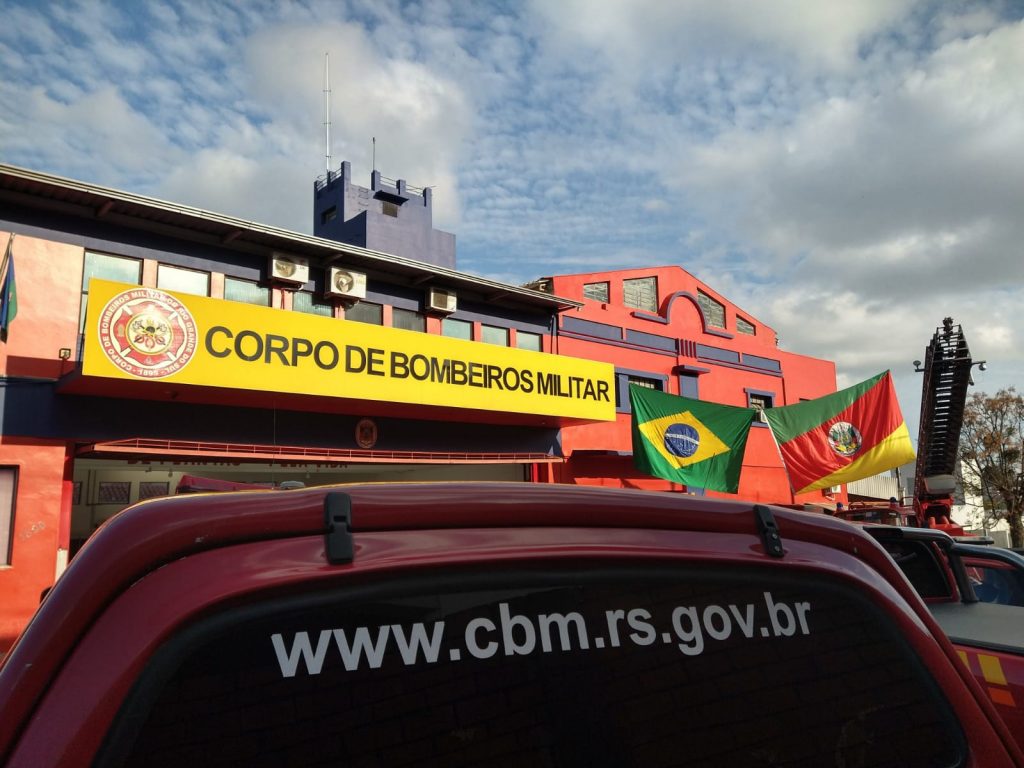 Dupla de soldados do Corpo de Bombeiros salvam criança após afogamento em Passo Fundo
