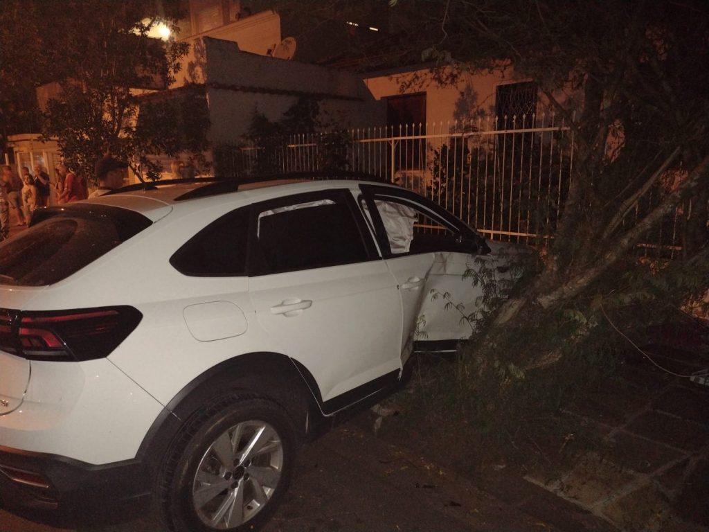 Motorista perde controle de veículo e colide em carro e árvores no Boqueirão