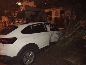 Motorista perde controle de veículo e colide em carro e árvores no Boqueirão