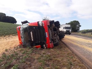Caminhão carregado de milho tomba entre Sertão e Getúlio Vargas na ERS-135