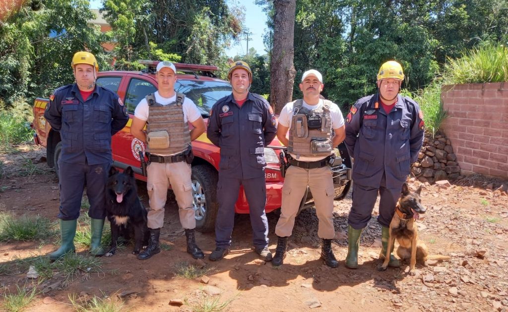 Canil do Corpo de Bombeiros Militar de Passo Fundo localizam idoso desaparecido no município de Barra do Rio Azul