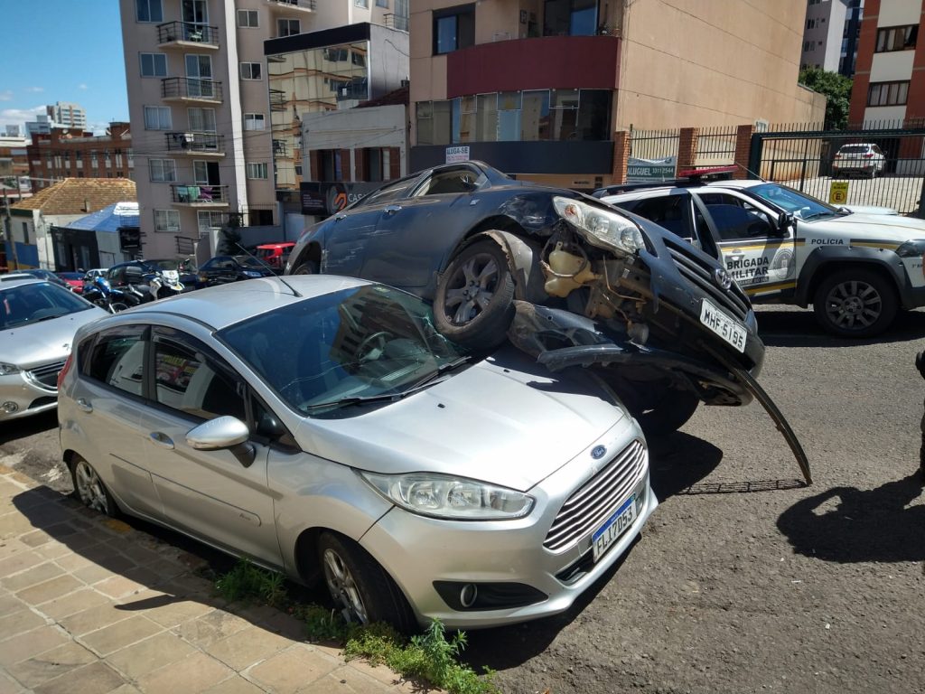 Condutor embriagado bate em carro estacionando na Rua Benjamin Constant no Centro