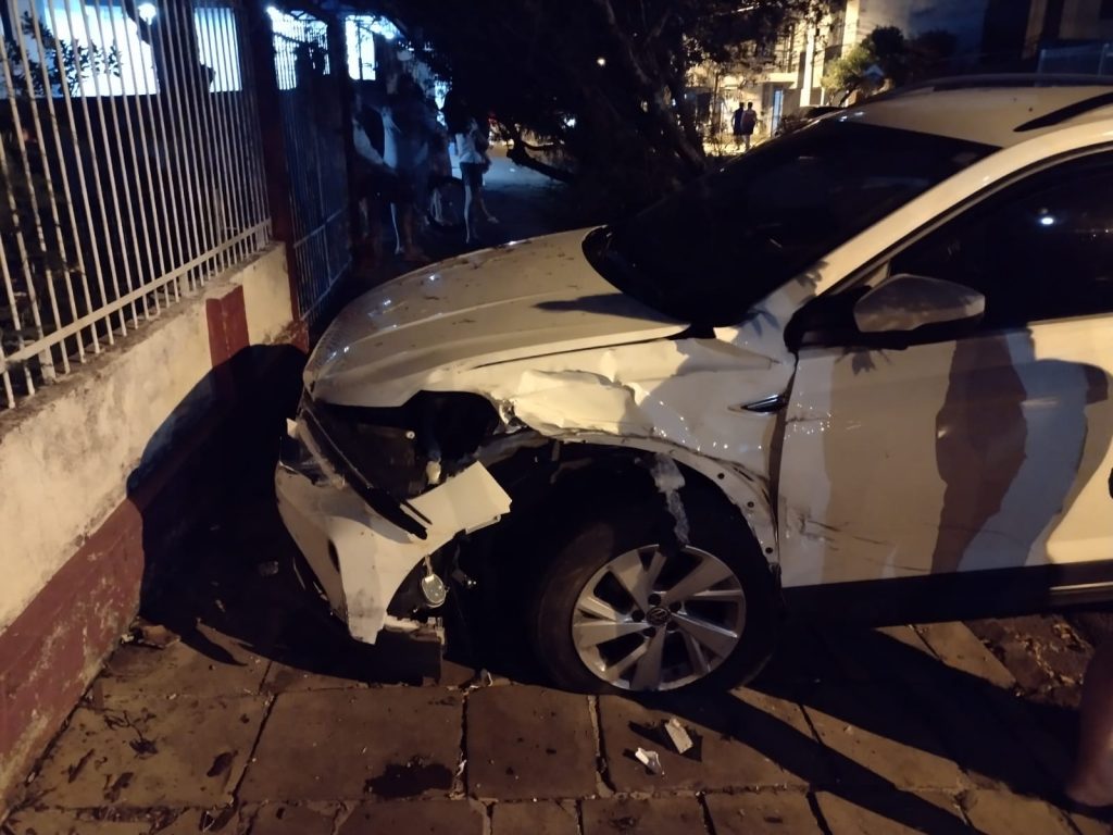 Motorista perde controle de veículo e colide em carro e árvores no Boqueirão