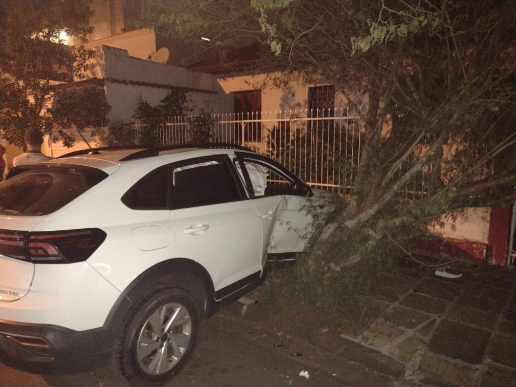 Motorista perde controle de veículo e colide em carro e árvores no Boqueirão