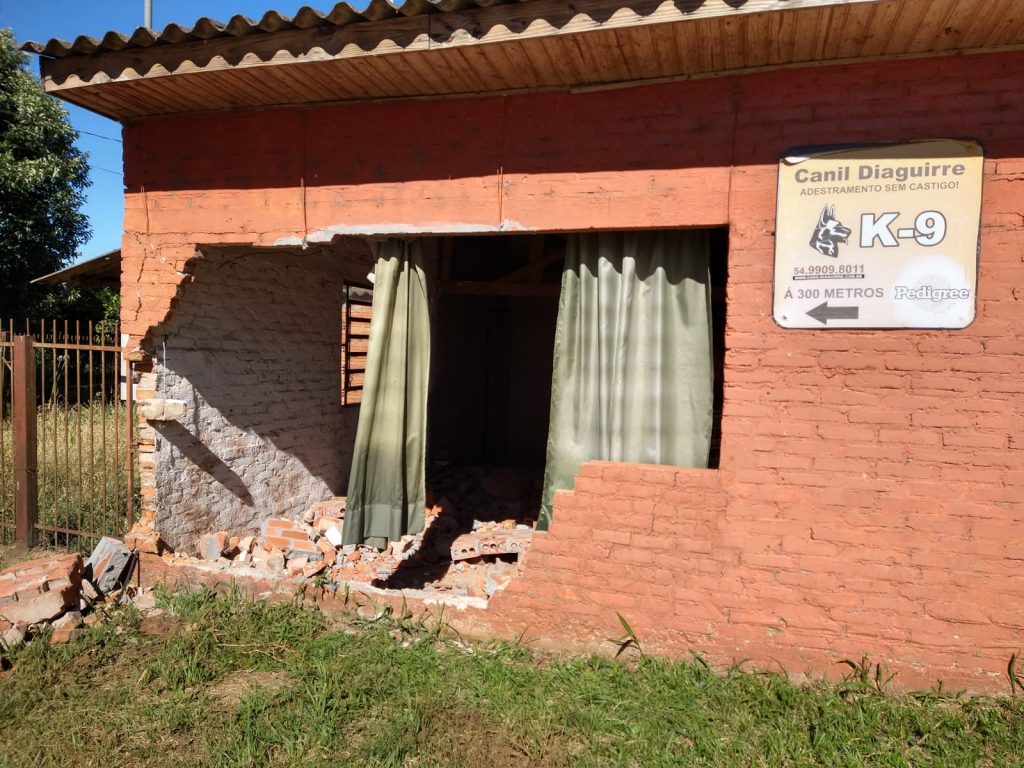 Condutor embriagado derruba parede e janela após colisão na Roselândia