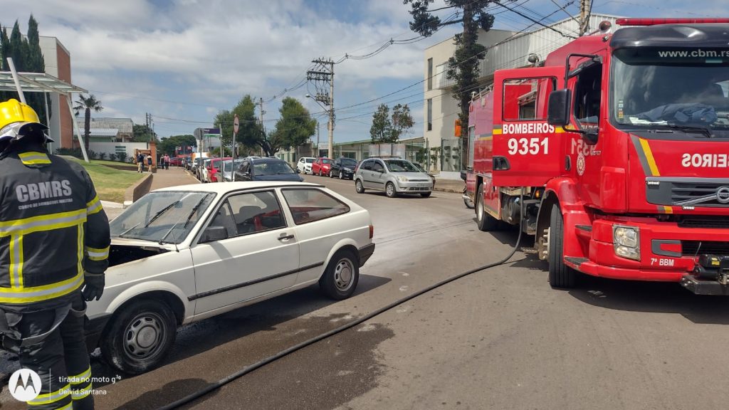 Incêndio em veículo é atendido pelo Corpo de Bombeiros Militar na Vera Cruz